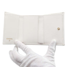 将图像加载到图库查看器中，CHANEL Matelasse Tri-Fold Wallet White AP0230 Caviar Leather
