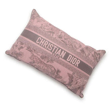 将图像加载到图库查看器中，Dior Rectangular Toile de Jouy Cushion Pink/Gray HYP02POM3U Polyester 70% Cotton 25% Polyethylene 5%
