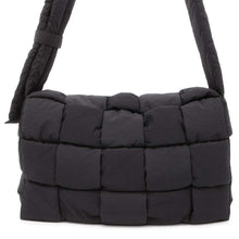 将图像加载到图库查看器中，Bottega Veneta Maxi Padded Tech Cassette Shoulder Black 690133 Nylon
