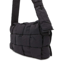 将图像加载到图库查看器中，Bottega Veneta Maxi Padded Tech Cassette Shoulder Black 690133 Nylon
