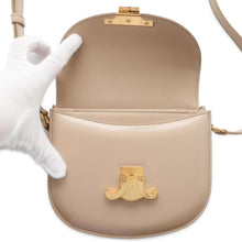 将图像加载到图库查看器中，CELINE Triomphe Busus Claire Shoulder Bag Beige 110413BF4 Leather
