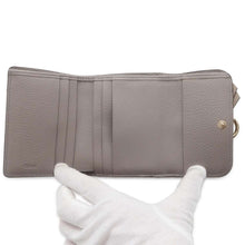 将图像加载到图库查看器中，Chloe Alphabet Trifold Wallet Gray CHC21WP945F57053 Leather
