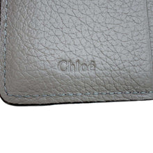 将图像加载到图库查看器中，Chloe Alphabet Trifold Wallet Gray CHC21WP945F57053 Leather
