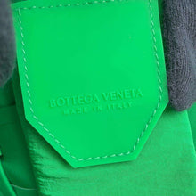 将图像加载到图库查看器中，Bottega Veneta Candy Cassette Shoulder Bag Green 667048 Leather
