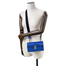 将图像加载到图库查看器中，Valentino Garavani Studded Shoulder Bag Blue Leather
