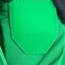 将图像加载到图库查看器中，Bottega Veneta Cassette Shoulder Bag Green 717587 Leather Size Small
