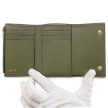 将图像加载到图库查看器中，LOEWE Repeat Anagram Vertical Wallet Green C499S97X05 Leather
