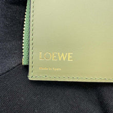 将图像加载到图库查看器中，LOEWE Repeat Anagram Vertical Wallet Green C499S97X05 Leather
