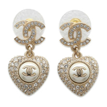 Load image into Gallery viewer, CHANEL CC Logo Heart Swing Earrings Gold AB9398 Metal Rhinestone Faux Pearl
