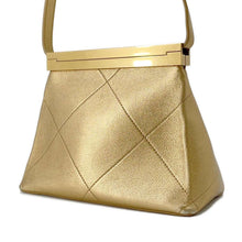 将图像加载到图库查看器中，CHANEL Kiss Rock Frame Shoulder Bag Gold Leather
