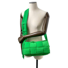 将图像加载到图库查看器中，Bottega Veneta Paddet Tech Cassette Shoulder Bag Green 628951 Nylon
