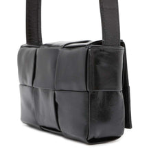 将图像加载到图库查看器中，Bottega Veneta Candy Cassette Shoulder Bag Black 667048 Leather
