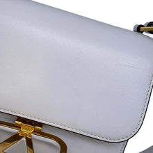 将图像加载到图库查看器中，Valentino Garavani V sling Shoulder Bag White Leather
