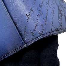 将图像加载到图库查看器中，Berluti Jagua Calligraphy Card Case Blue/Black Leather
