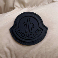 将图像加载到图库查看器中，MONCLER HERBE Short Down Jacket Beige G20931A00023 Nylon85% Polyurethane15%
