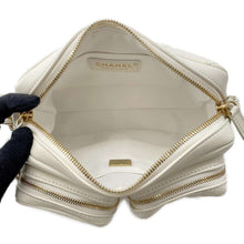 将图像加载到图库查看器中，CHANEL Small Camera Bag White AS2923 Leather
