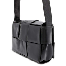 将图像加载到图库查看器中，Bottega Veneta Candy Cassette Shoulder Bag Black 667048 Leather
