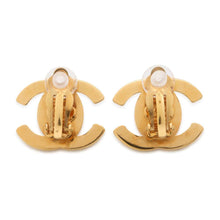 将图像加载到图库查看器中，CHANEL CC Logo Turnlock Earrings Gold Metal
