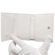 将图像加载到图库查看器中，CHANEL Matelasse Classic Small Flap Wallet White AP0230 Caviar Leather
