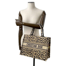 将图像加载到图库查看器中，Dior Book Tote Leopard Beige Canvas Size Medium
