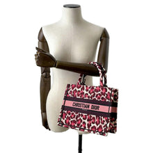 将图像加载到图库查看器中，Dior Book Tote Leopard Pink Canvas Size Small
