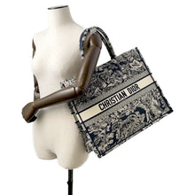 将图像加载到图库查看器中，Dior Book Tote Reverse Toile de Jouy Embroidery Navy/White M1286ZRGO Canvas Size Large
