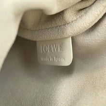 将图像加载到图库查看器中，LOEWE Anagram Cutout Pocket Shoulder Bag White C922Y62X04 Leather
