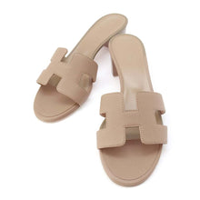 Load image into Gallery viewer, HERMES Oazis Sandals Etoupe Leather Size 36 1/2
