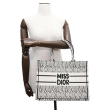 将图像加载到图库查看器中，Dior Miss Dior Allover Embroidery Book Tote White/Black M1296ZEZE_M041 Canvas Size Medium
