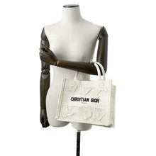 将图像加载到图库查看器中，Dior Book Tote Butterfly Embroidery White Canvas Size Small
