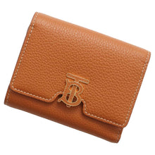 将图像加载到图库查看器中，BURBERRY TB Compact Wallet Warm Russet Brown 8049218 Grainy leather
