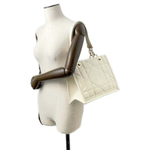 将图像加载到图库查看器中，Dior Essential ArchiCannage Chain Tote Bag Off-white Leather
