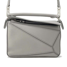 将图像加载到图库查看器中，LOEWE Puzzle Shoulder Bag Light Gray A510U95X58 Soft Calf Leather Size Mini
