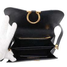 将图像加载到图库查看器中，Ferragamo Gancini Shoulder Bag Black Leather
