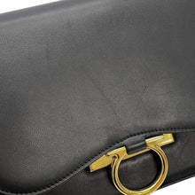 将图像加载到图库查看器中，Ferragamo Gancini Shoulder Bag Black Leather
