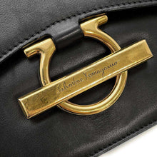 将图像加载到图库查看器中，Ferragamo Gancini Shoulder Bag Black Leather
