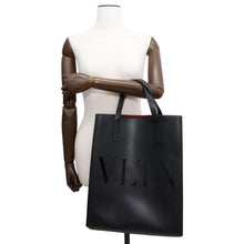 将图像加载到图库查看器中，Valentino Garavani VLTN Logo Tote Bag Black Leather
