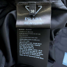 Load image into Gallery viewer, PRADA Re-Nylon raincoat Size 38 Black 292061 Nylon100%
