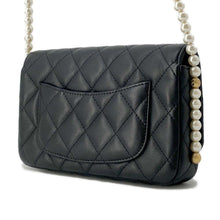 将图像加载到图库查看器中，CHANEL Matelasse Classic Pearl Shoulder Bag Black Lambskin
