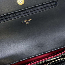 将图像加载到图库查看器中，CHANEL Matelasse Classic Pearl Shoulder Bag Black Lambskin
