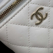 将图像加载到图库查看器中，CHANEL Matelasse Shoulder Vanity Camellia White AP2158 Lambskin
