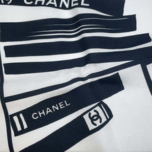 将图像加载到图库查看器中，CHANEL Logo scarf White/Black Silk100%
