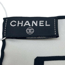 将图像加载到图库查看器中，CHANEL Logo scarf White/Black Silk100%
