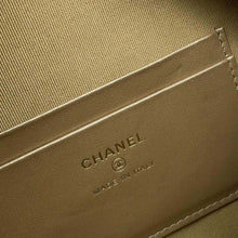 将图像加载到图库查看器中，CHANEL Waist pouch Gray Lambskin
