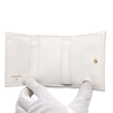 将图像加载到图库查看器中，CHANEL Matelasse Tri-Fold Wallet White AP3973 Caviar Leather
