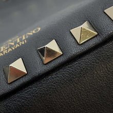 将图像加载到图库查看器中，Valentino Garavani RockStudded Shoulder Bag Black3W2B0809VSF Leather
