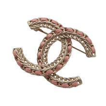 将图像加载到图库查看器中，CHANEL CC Logo Brooch Pink/Champagne Gold Leather Metal
