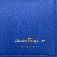 将图像加载到图库查看器中，Ferragamo Chain wallet Blue Leather
