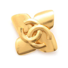 将图像加载到图库查看器中，CHANEL CC Logo Four Leaf Brooch Gold Metal
