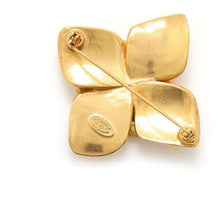 将图像加载到图库查看器中，CHANEL CC Logo Four Leaf Brooch Gold Metal
